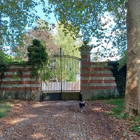Dans Chateau Hinacourt